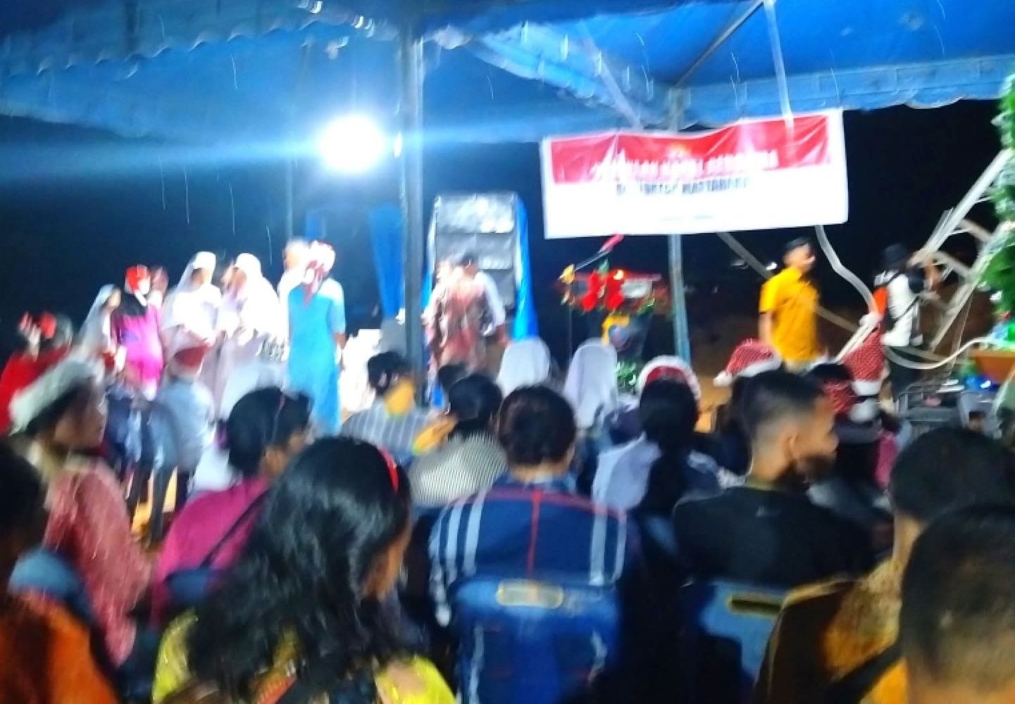Misa Malam Natal jemaat Katolik Tukka, di posko pengusian Simpang Sipange Hutanabolon Kecamatan Tukka, di guyur hujan dan penerangan lampu seadanya. Warga Sipange dan Hutanabolon Tukka.