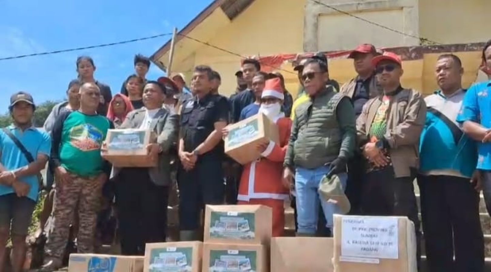 Bupati Tapteng Masinton Pasaribu mendampingi perwakilan Pemprov Sumbar menyerahkan rendang Padang di posko pengungsi Gereja HKBP Sipange, Rabu (24/12/2025).