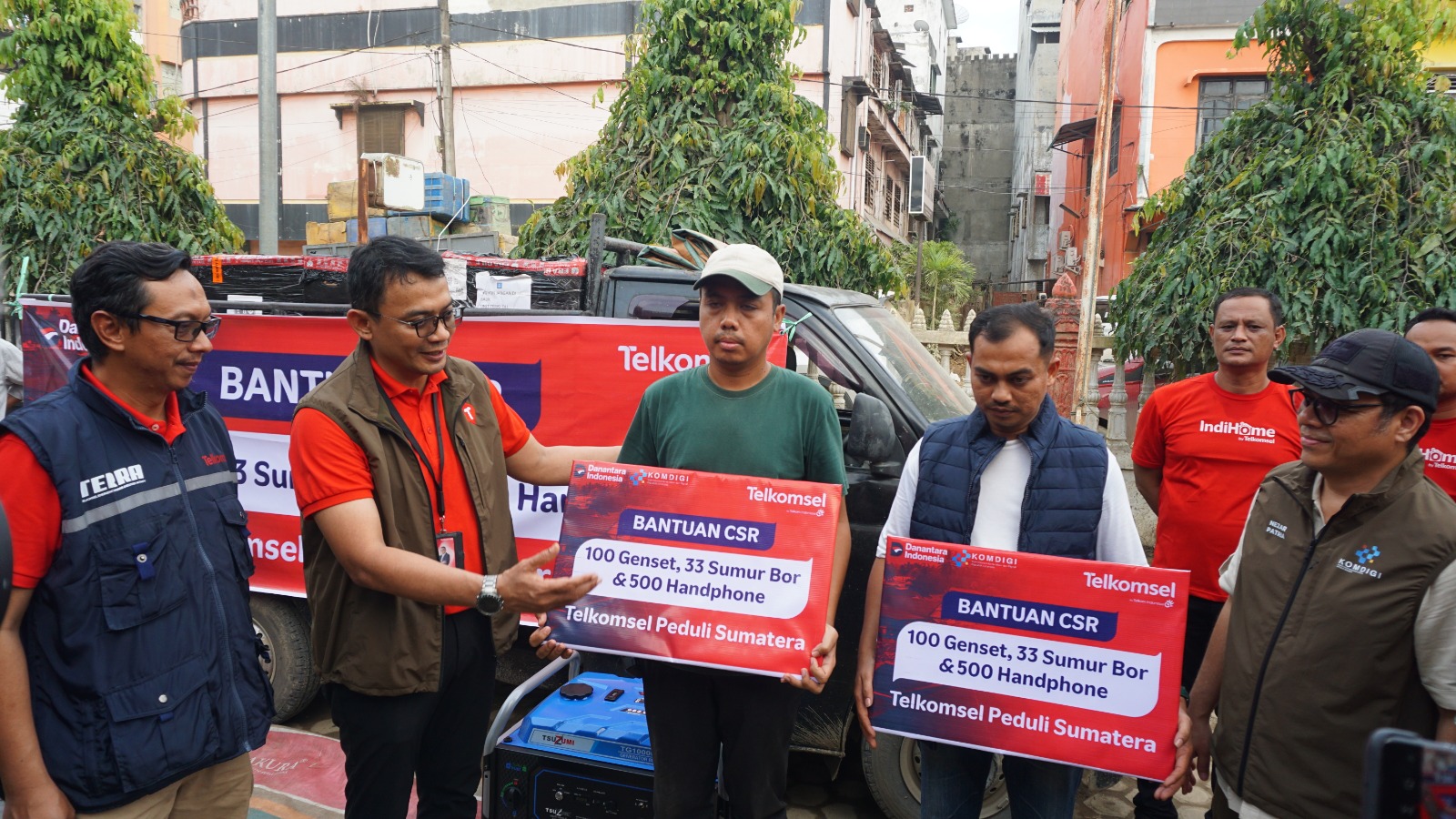 Direktur Network Telkomsel Indra Mardiatna bersama Wakil Mentri Komdigi Nezar Patria saat menyerahkan bantuan CSR kepada perwakilan dari kecamatan Kuala Simpang dan Perwakilan Kecamatan Karang Baru.