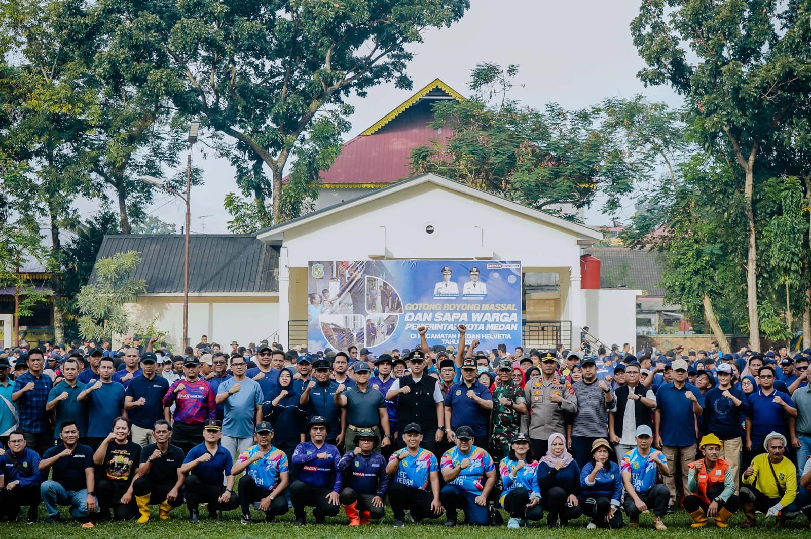 Wali Kota Medan Rico Tri Putra Bayu Waas memimpin apel Gotong Royong Raya yang diikuti 3.000 personel dari 21 kecamatan di Medan Helvetia, Sabtu (27/12/2025).