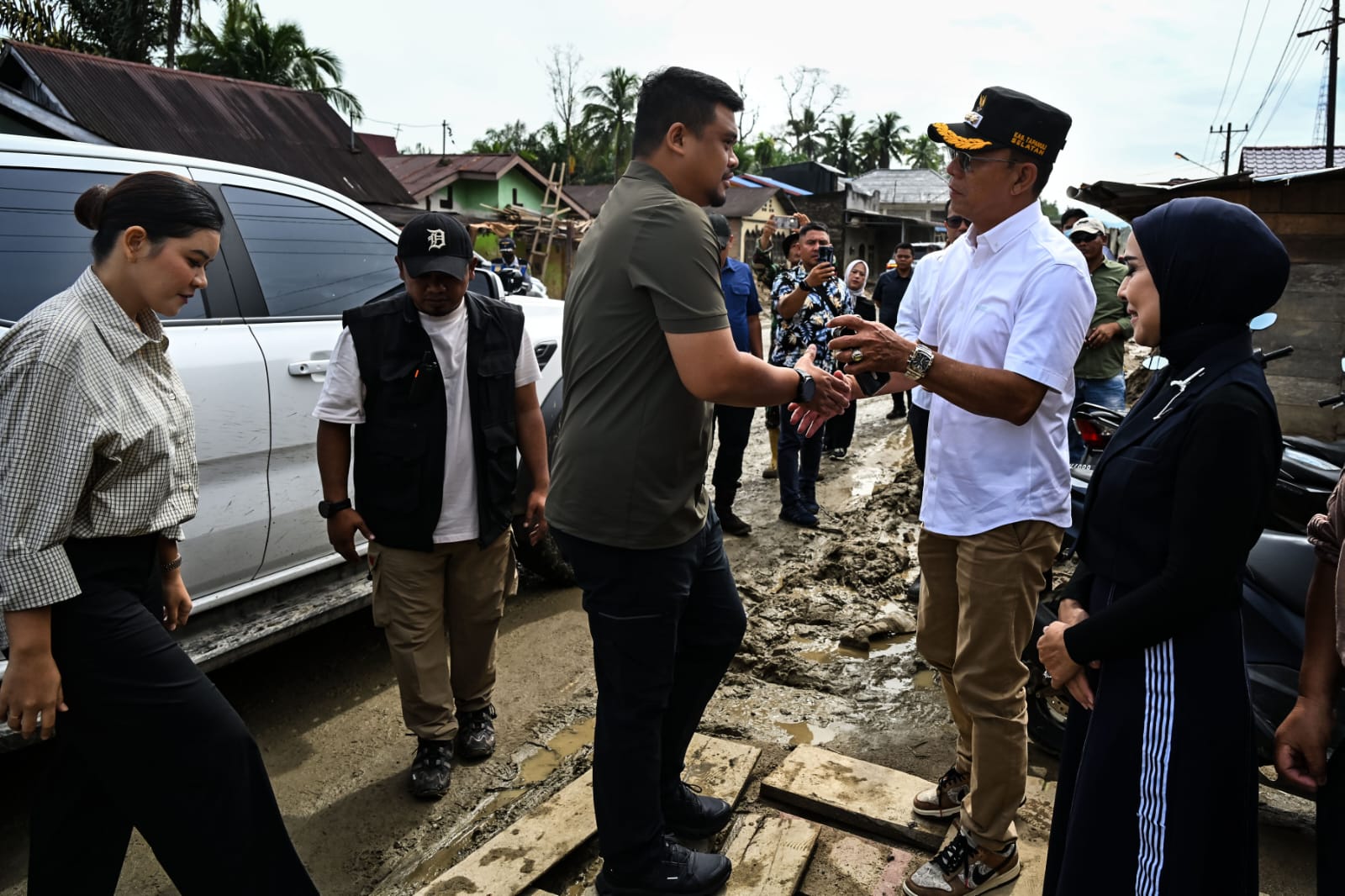 Gubernur Sumatera Utara Bobby Afif Nasution bersama Bupati Tapanuli Selatan Gus Irawan Pasaribu berdialog dengan pengungsi saat perayaan Natal 2025 di sejumlah gereja di Tapanuli Selatan, Sabtu (27/12