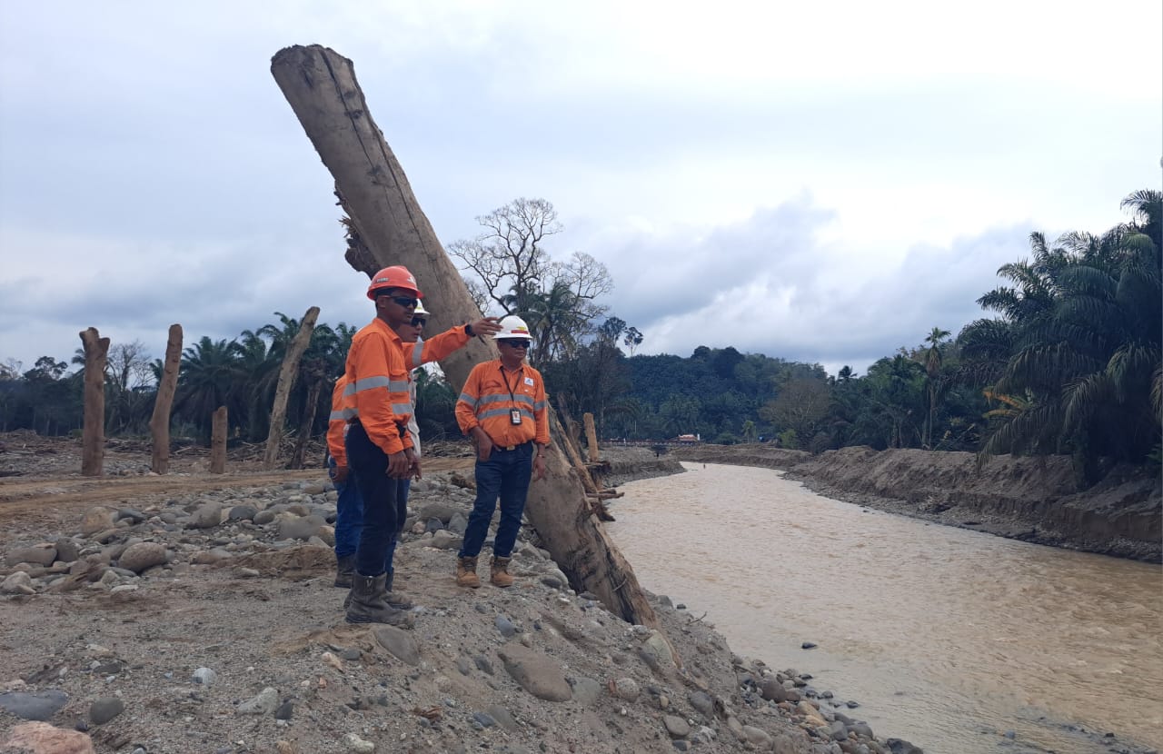 Tim TSF PTAR saat memantau perkembangan normalisasi hulu Sungai Garoga, Desa Garoga, Kecamatan Batangtoru, Kabupaten Tapsel, Sabtu (27/12/2025). (Samman/MetroDaily)