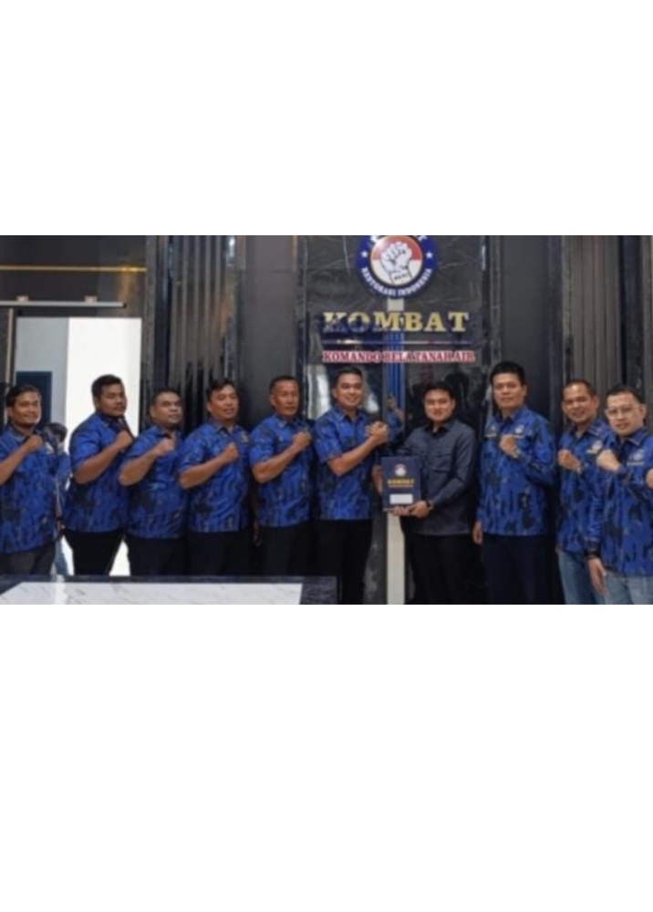 H. Romario Simangunsong, SIP, MIP (tengah) saat menerima mandat sebagai Ketua DPD KOMBAT Labuhanbatu di Medan.