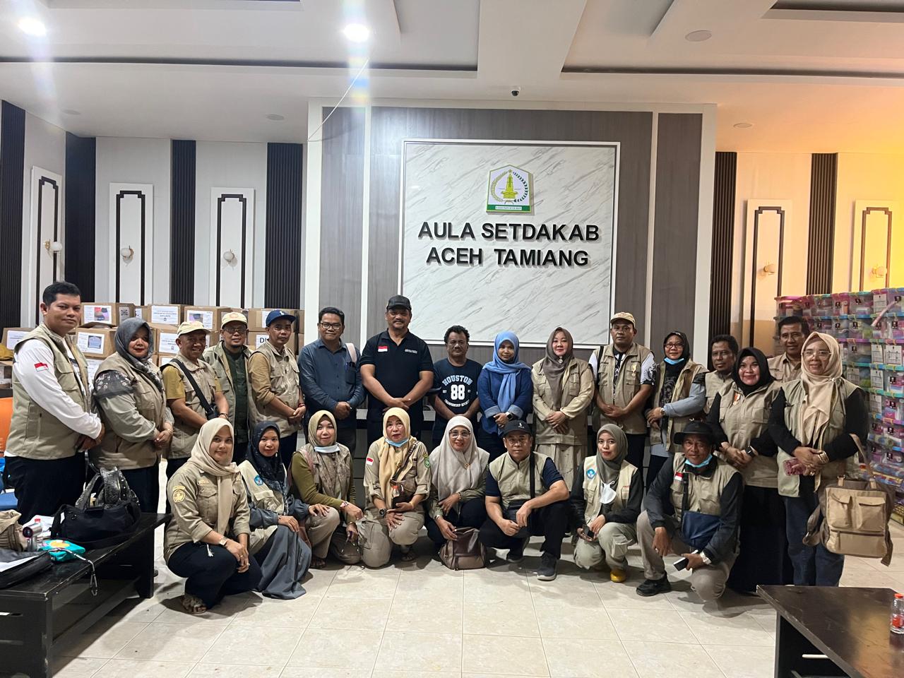 Ketua PGRI Kabupaten Bengkalis, Peppi Sumanty, foto bersama usai menyerahkan bantuan kemanusiaan kepada korban bencana di Aceh Tamiang, disaksikan pemerintah daerah setempat.