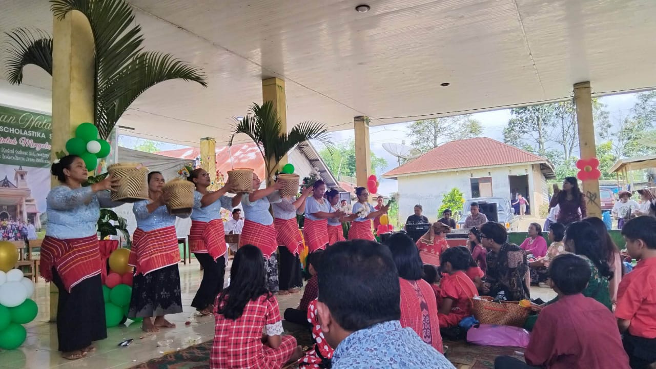 Misa Natal Gereja Katolik Stasi Sirumbia, Desa Sirumbia, Kabupaten Karo, Jumat (26/12/2025), disaksikan Wakil Ketua DPRD Karo dan ratusan umat.