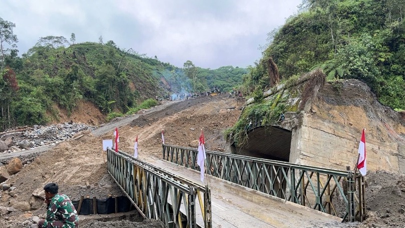 Pembangunan jembatan bailey di salah satu wilayah terdampak banjir dan longsor di Aceh guna memulihkan akses transportasi masyarakat.