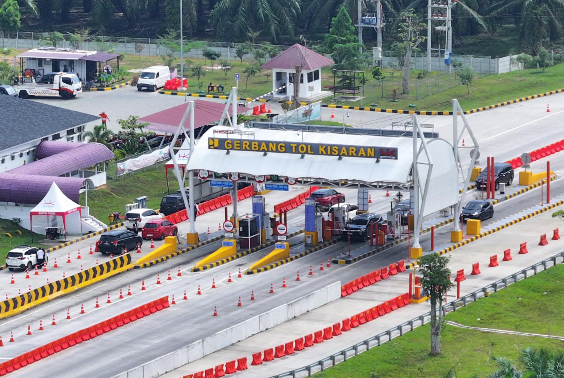 Kendaraan melintas di Jalan Tol Trans Sumatera saat arus balik Libur Natal 2025 dan Tahun Baru 2026, Sabtu (27/12/2025). Trafik tercatat meningkat signifikan di sejumlah ruas.