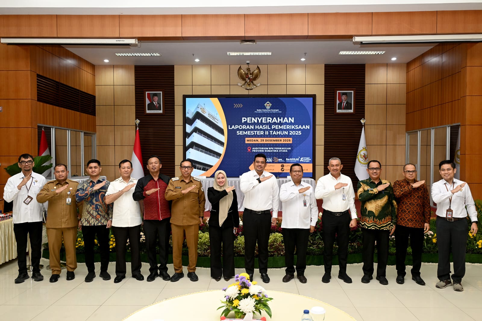 Gubernur Sumatera Utara Bobby Nasution foto bersama Ketua DPRD Sumut Erni Ariyanti Sitorus usai menerima Laporan Hasil Pemeriksaan Semester II Tahun 2025 dari Kepala BPK Perwakilan Sumut.