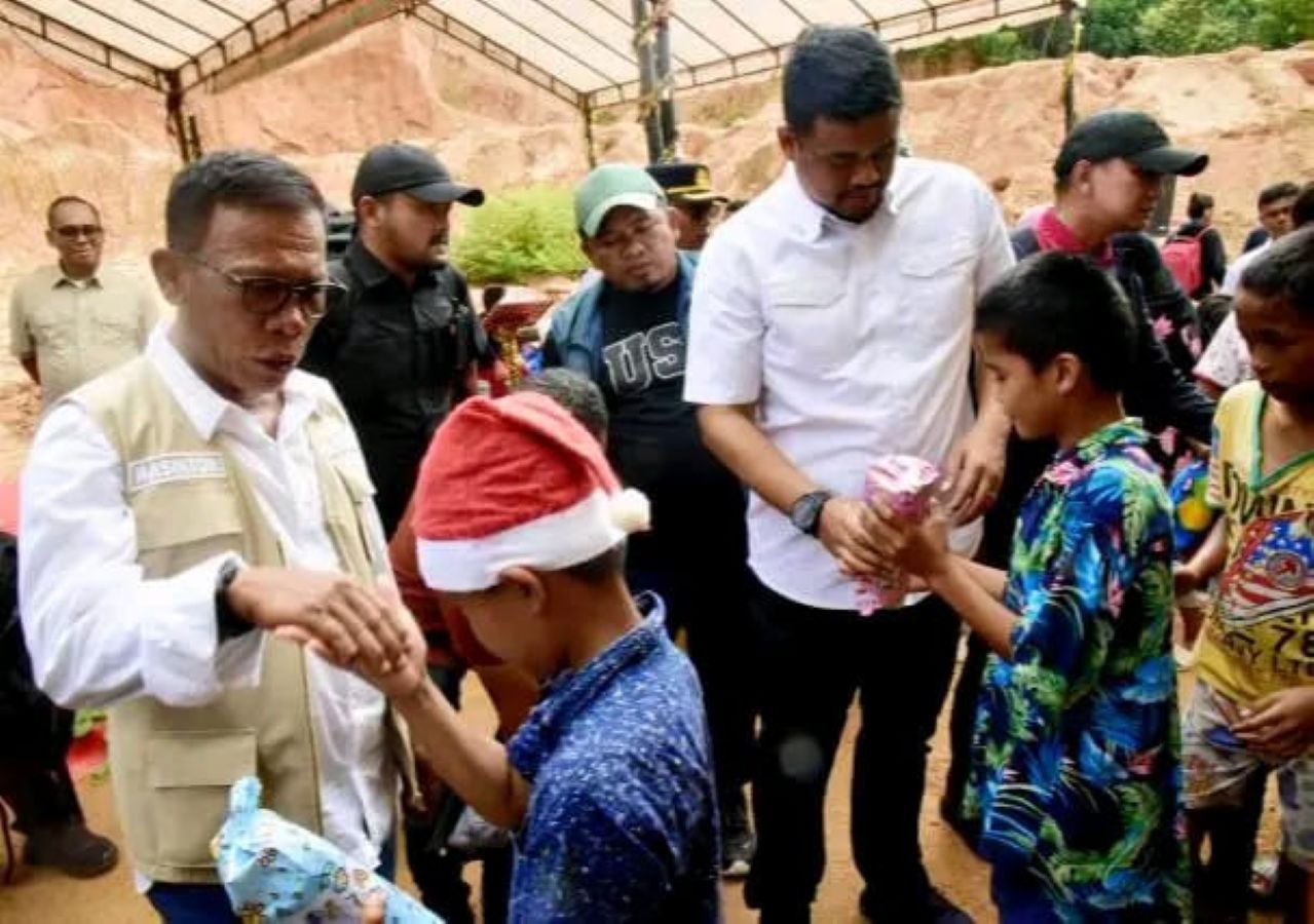 Gubsu dan Bupati Tapteng berikan kado Natal kepada anak-anak pengungsi, Jumat (26/12/2025).