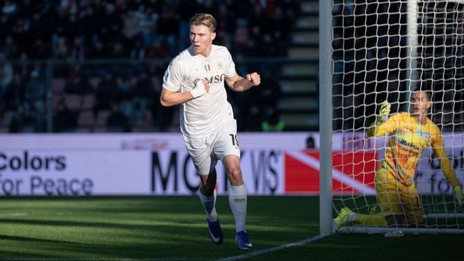 Rasmus Hojlund menjadi bintang kemenangan Partenopei dengan mencetak brace.