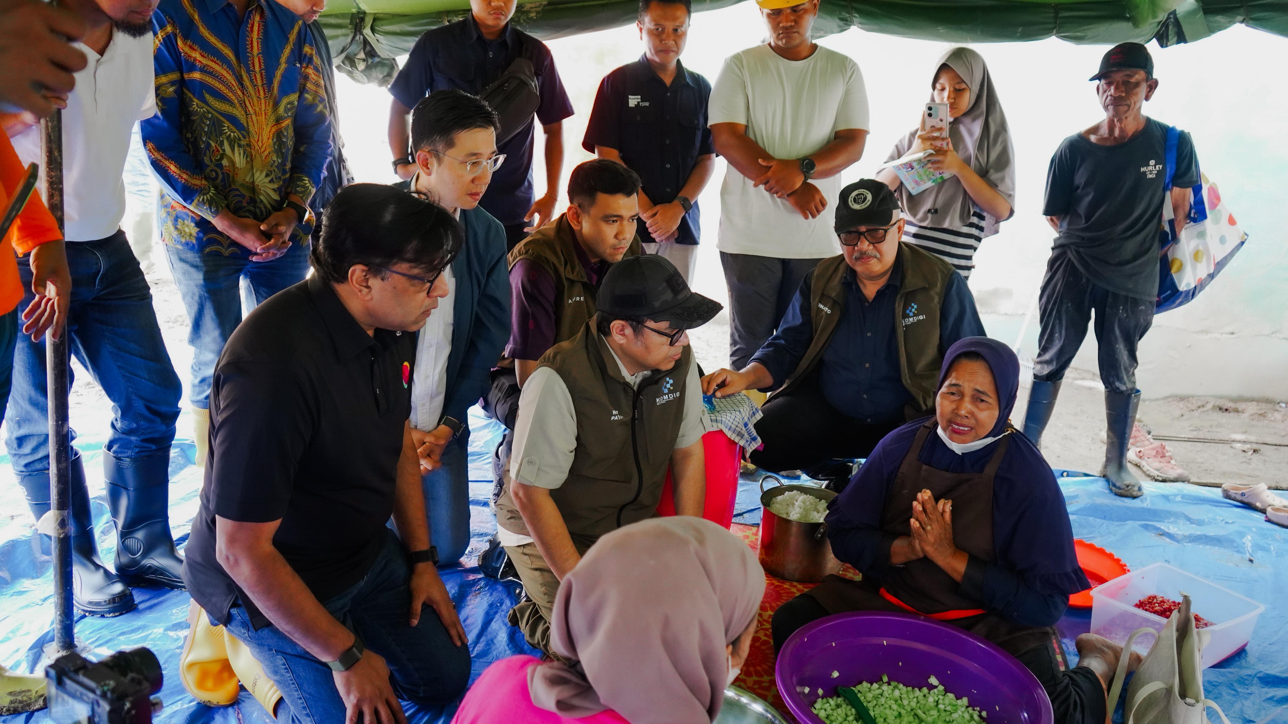 Manajemen Indosat turun ke Aceh. Indosat Ooredoo Hutchison memastikan layanan komunikasi kembali normal pascabencana banjir di Aceh.