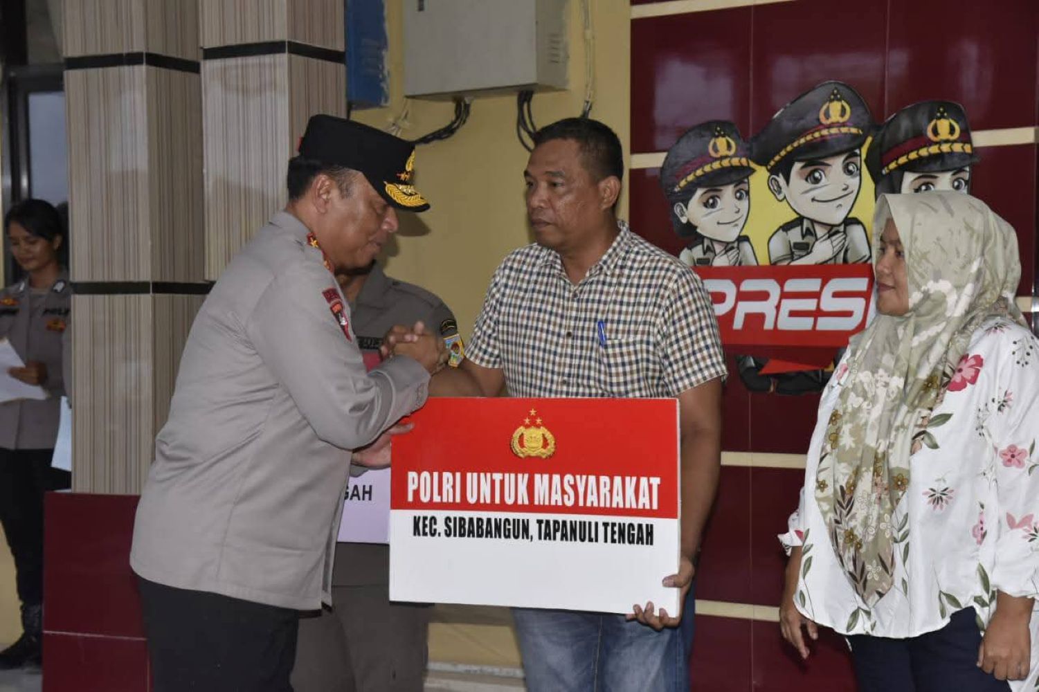 Wakapolri Komjen Pol Dedi Prasetyo menyerahkan bantuan secara simbolis kepada Camat Sibabangun, Romulus Simanullang, Sabtu, (27/12/2025).