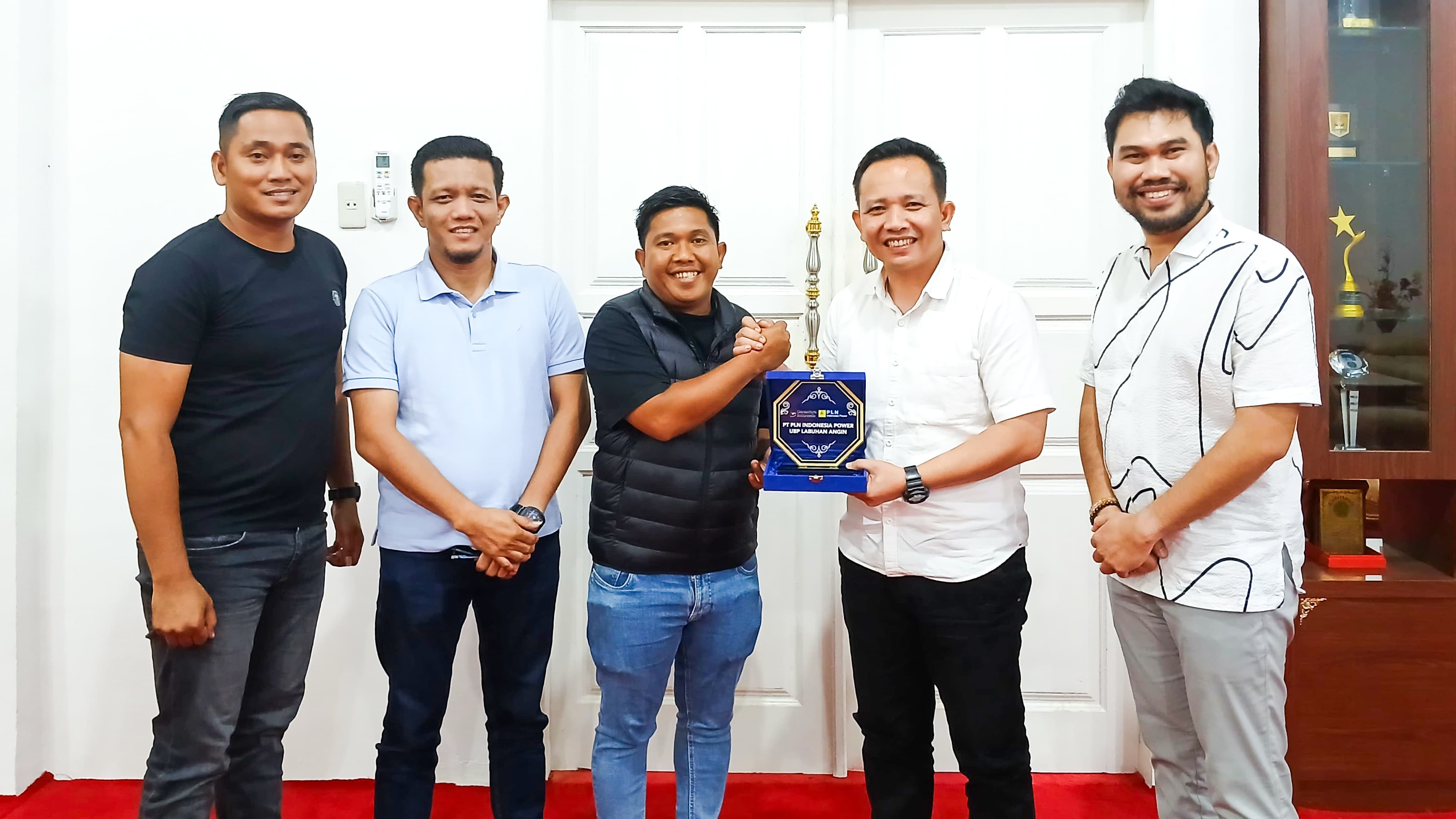 Rombongan PLN Indonesia Power UBP Labuhan Angin saat silahturahmi dengan Wali Kota Sibolga. (Foto: Humas PLN IP UBP Labuhan Angin)