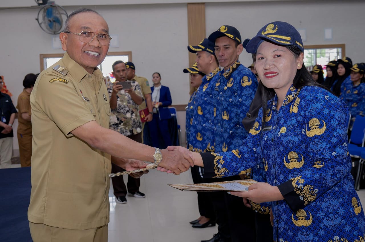 Bupati Simalungun Anton A Saragih menyerahkan SK pengangkatan PPPK Paruh Waktu Formasi Tahun 2025.