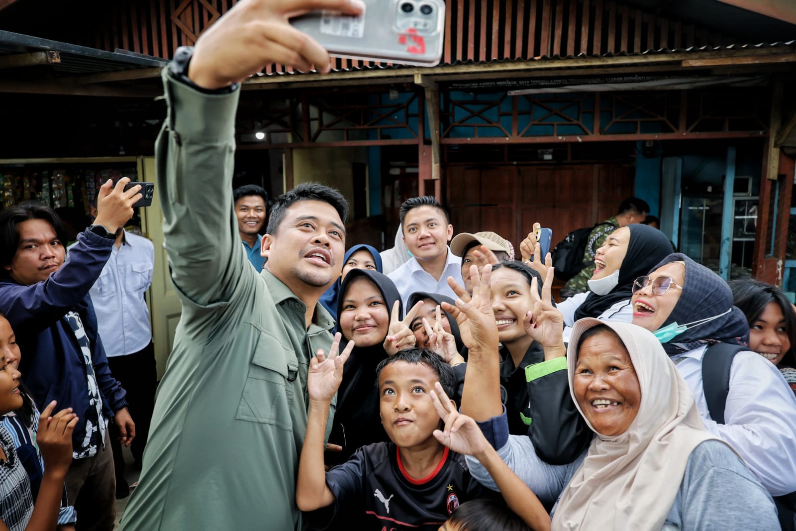 Gubernur Sumatera Utara Muhammad Bobby Afif Nasution disambut antusias warga saat mampir ke warung kopi di Kelurahan Aekpining, Kecamatan Batangtoru, Kabupaten Tapanuli Selatan, Rabu (31/12/2025).