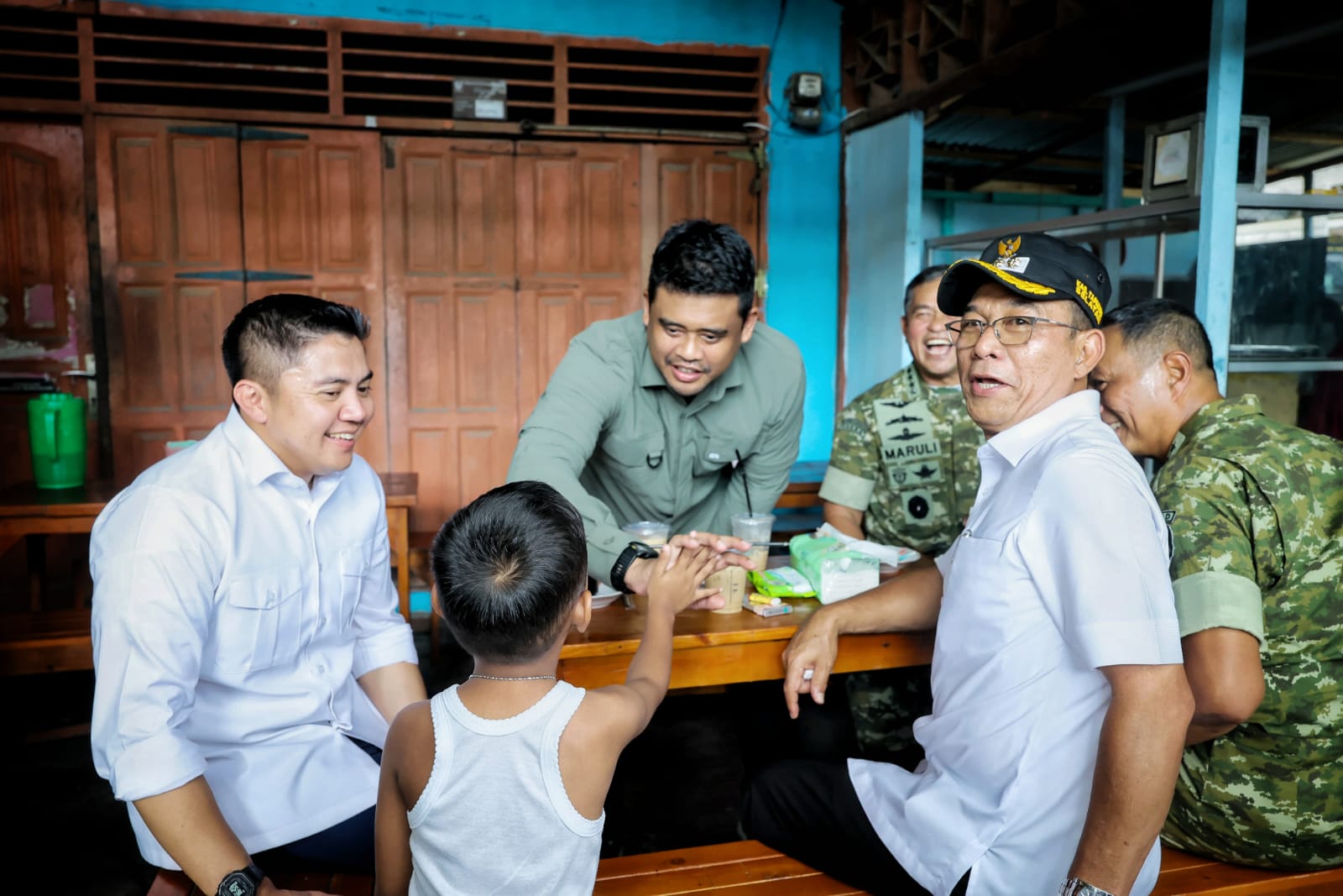 Gubernur Sumatera Utara Muhammad Bobby Afif Nasution saat mampir ke warung kopi di Kelurahan Aekpining, Kecamatan Batangtoru, Kabupaten Tapanuli Selatan, Rabu (31/12/2025).