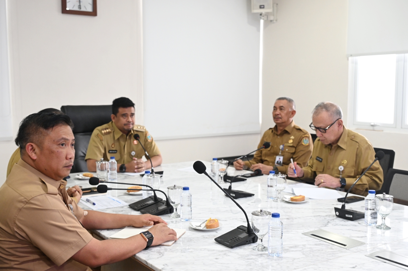 Gubernur Sumatera Utara Bobby Nasution didampingi Pj Sekda Sumut Sulaiman Harahap, Asisten Perekonomian dan Pembangunan Effendy Pohan, Kadis Kominfo Sumut Erwin Hotmansah Harahap, serta Kepala Biro.