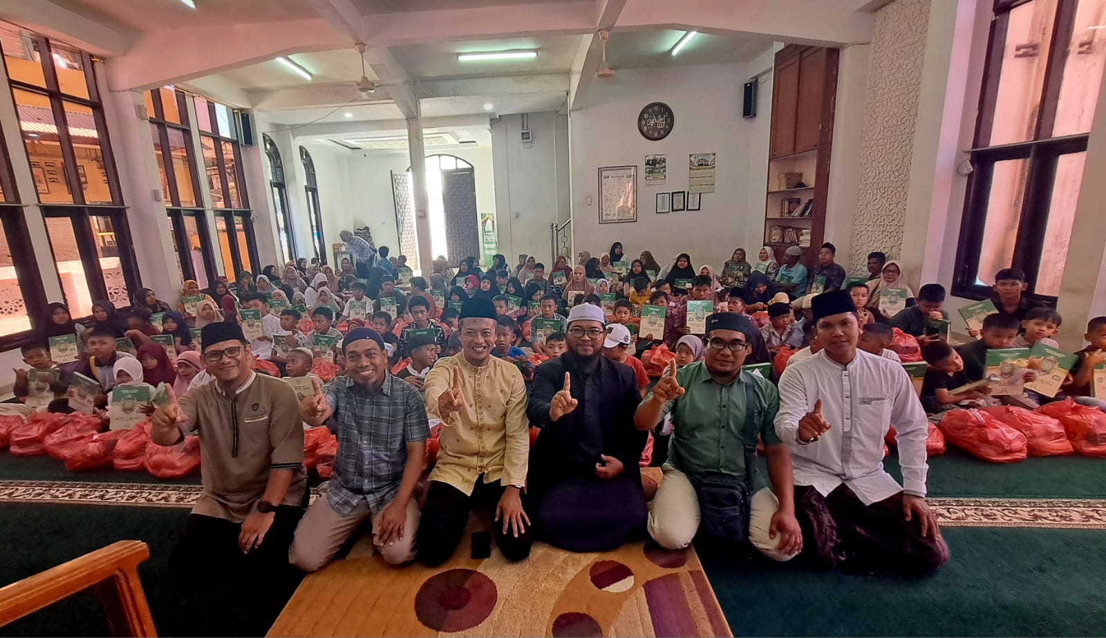Pimpinan Plaza Anugerah Sidimpuan dan ustaz bersama seluruh anak yatim dalam acara santunan, Rabu (31/12/2025) di Masjid Al Ichwan, Pasar Sangkumpal Bonang, Kota Psp. (Samman/MetroDaily(