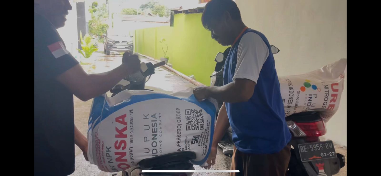 Petani di Serdang Bedagai menebus pupuk bersubsidi pada 1 Januari 2026. PT Pupuk Indonesia memastikan distribusi pupuk berjalan lancar sejak awal tahun.