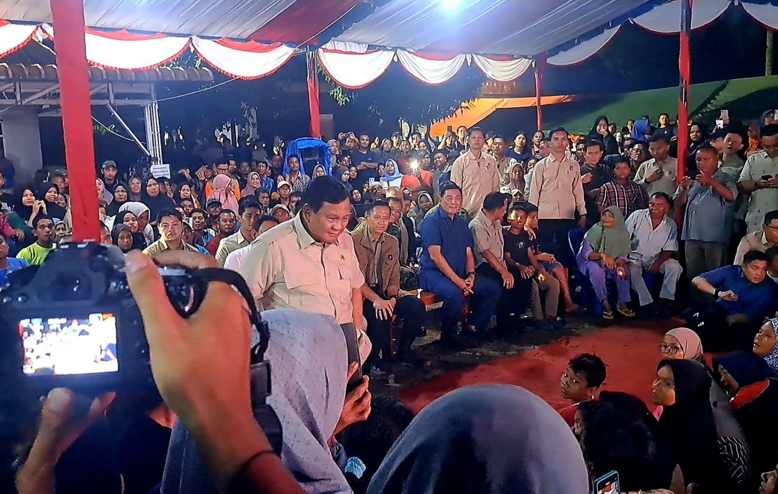 Presiden Prabowo Subianto menyapa pengungsi di Posko Pengungsian PT Agincourt Resources, Desa Batuhula, Kecamatan Batangtoru, Tapanuli Selatan, Rabu (31/12/2025) malam.