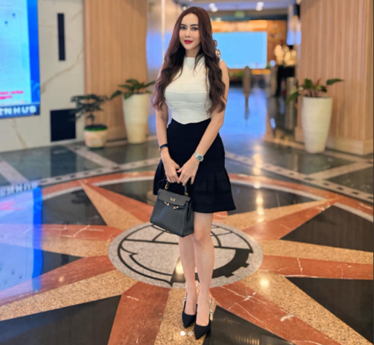 Aura Kasih saat menghadiri sebuah acara publik di tengah ramainya isu pernikahan siri dengan Ridwan Kamil yang beredar di media sosial.