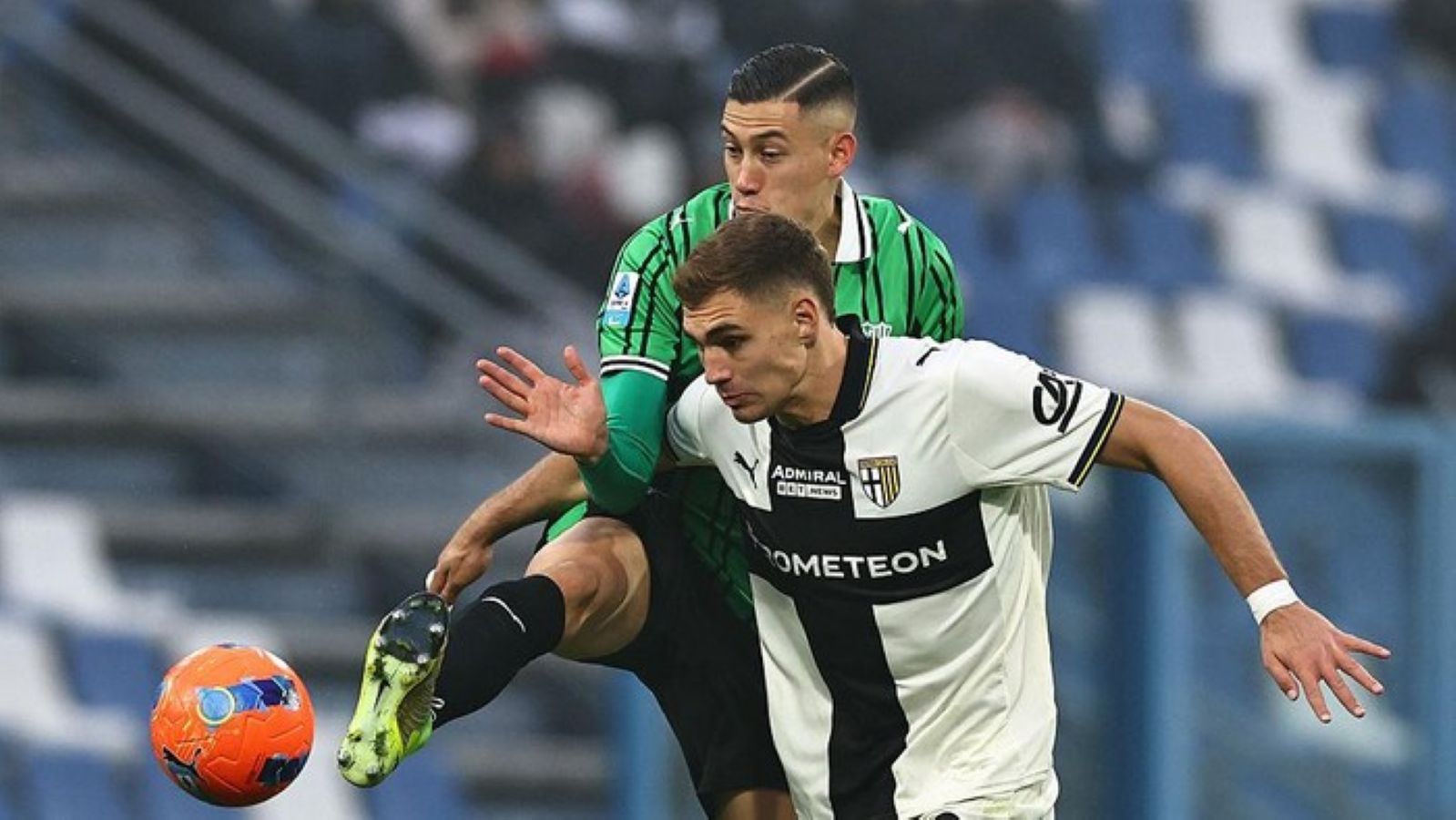Bek Sassuolo Jay Idzes (tengah) tampil selama 90 menit saat menghadapi Parma dalam laga Liga Italia Serie A di Mapei Stadium.
