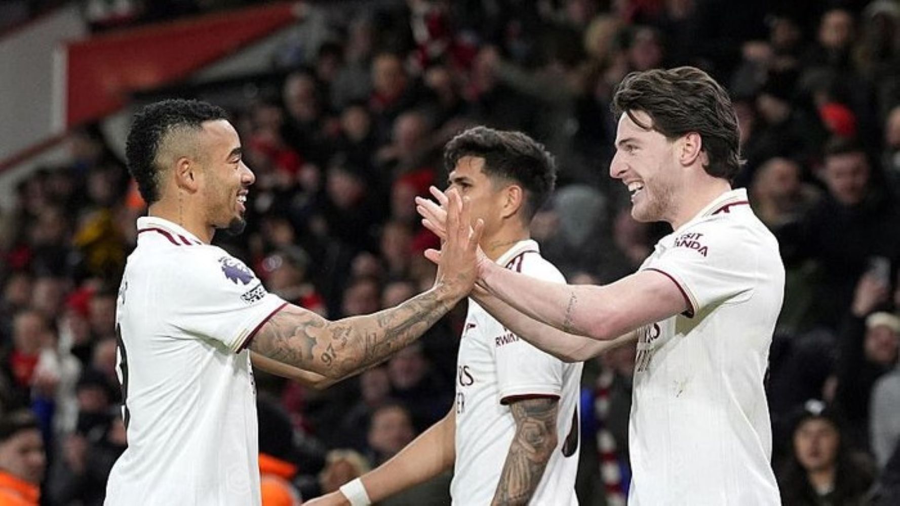 Declan Rice merayakan gol keduanya saat Arsenal mengalahkan Bournemouth 3-2 di Vitality Stadium, Minggu (4/1/2026).
