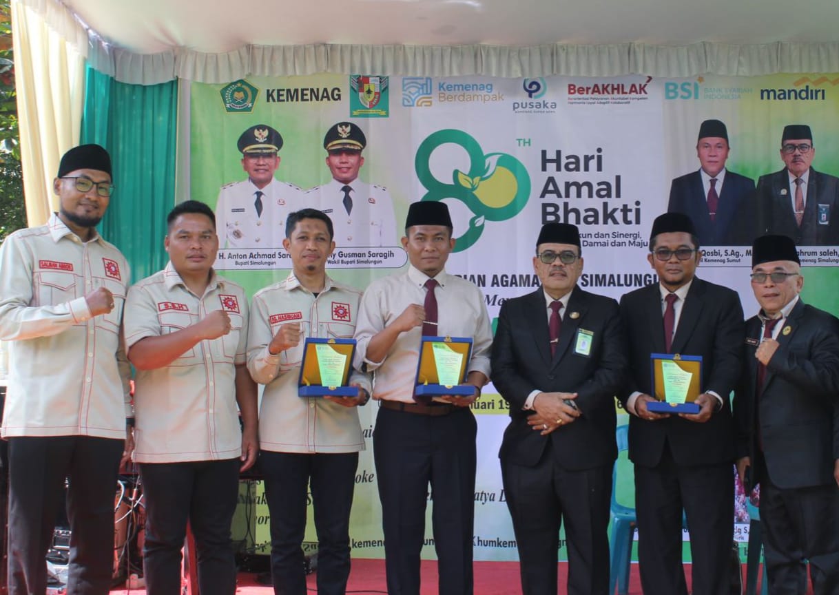 LBH-AP PDM Simalungun saat menerim plakat dari Kemenag Simalungun.