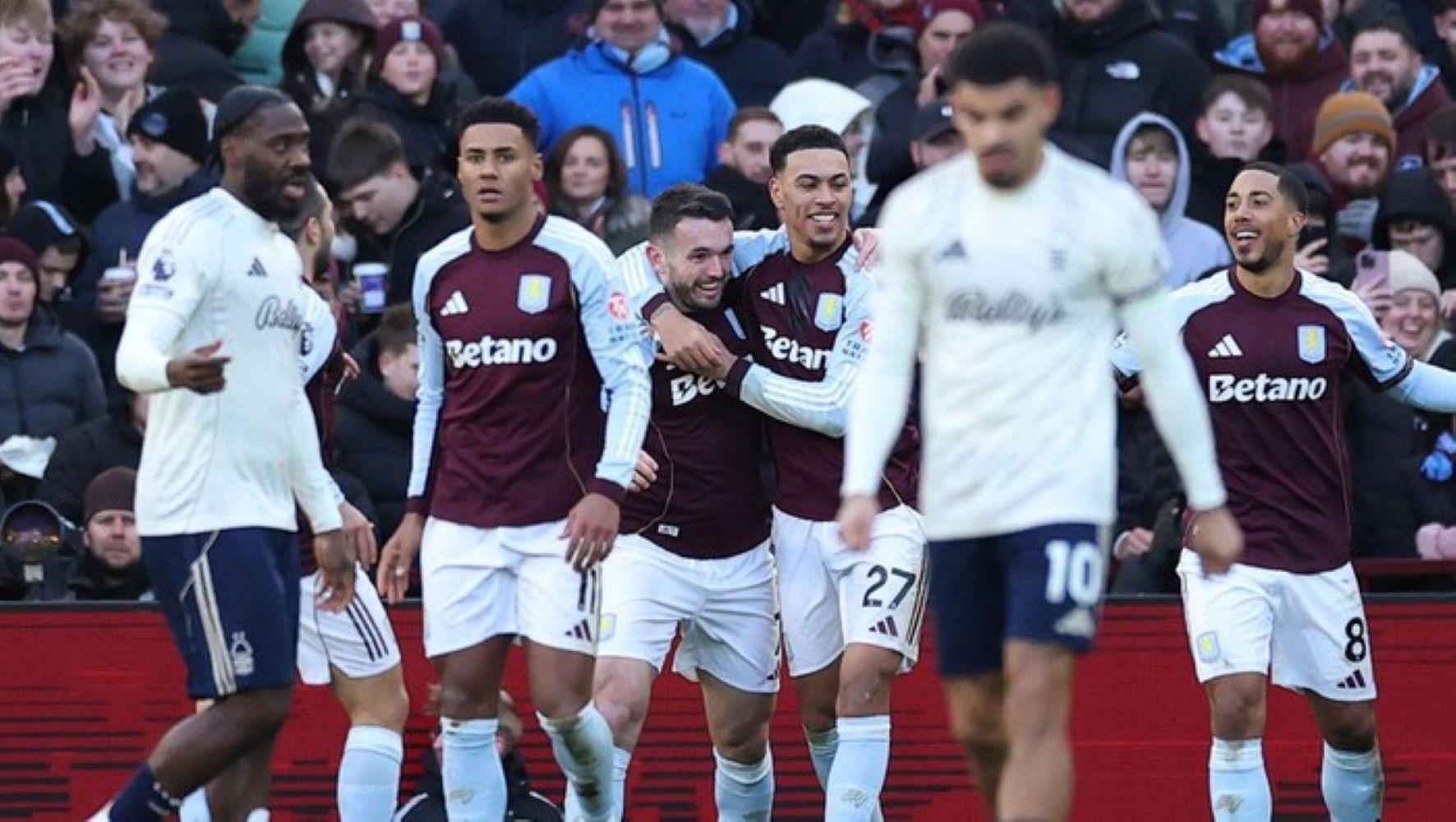 John McGinn merayakan golnya saat Aston Villa menaklukkan Nottingham Forest 3-1 di Villa Park, Sabtu (3/1/2026).