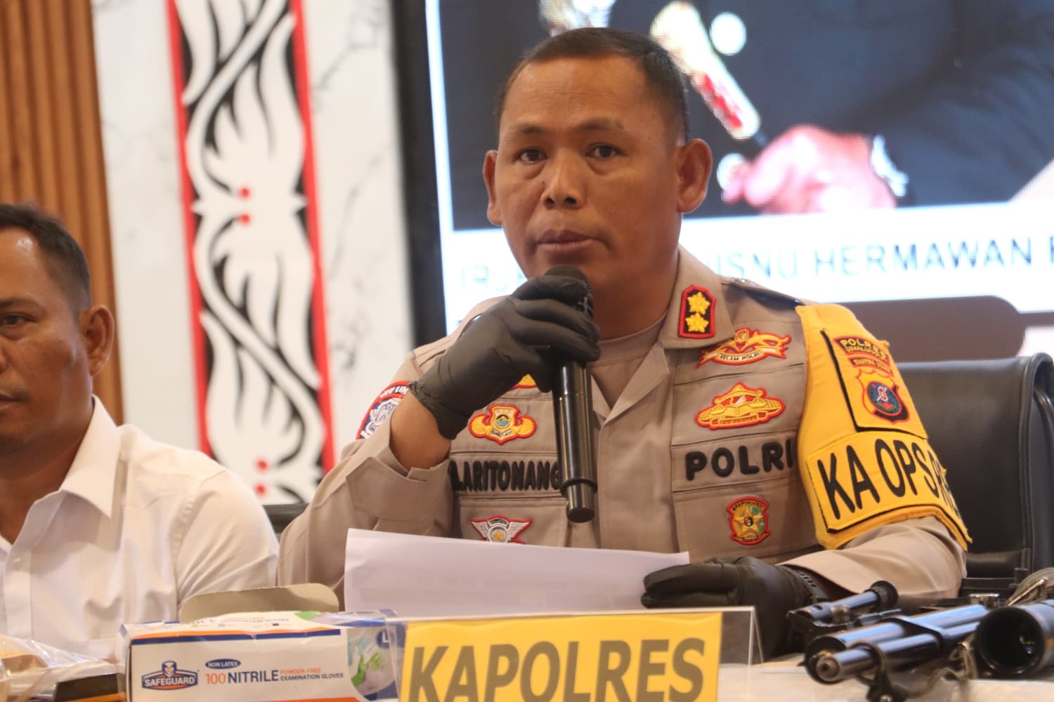 Kapolres Simalungun AKBP Marganda Aritonang menyampaikan capaian predikat Zona Integritas Wilayah Bebas dari Korupsi saat Rilis Akhir Tahun 2025 di Mapolres Simalungun.