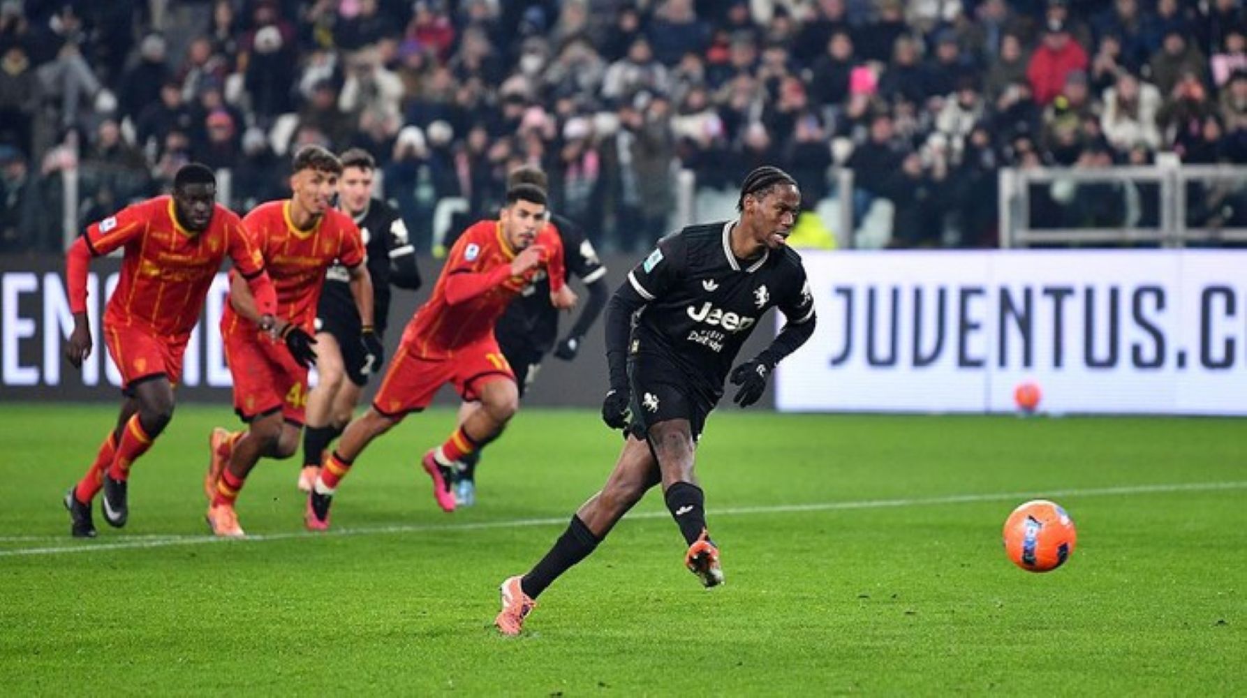 Kiper Lecce Wladimiro Falcone menggagalkan penalti Jonathan David pada laga Juventus vs Lecce di Allianz Stadium.