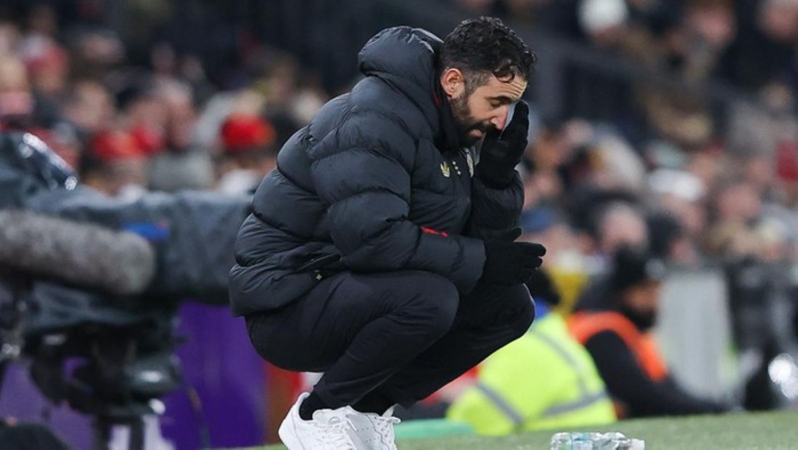 Manajer Manchester United Ruben Amorim memberikan instruksi kepada pemainnya jelang laga tandang melawan Leeds United di Elland Road.