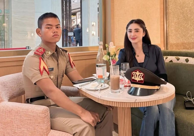 Pedangdut Dewi Perssik bersama anak angkatnya. Ia mengungkapkan resolusi pribadinya di tahun 2026.