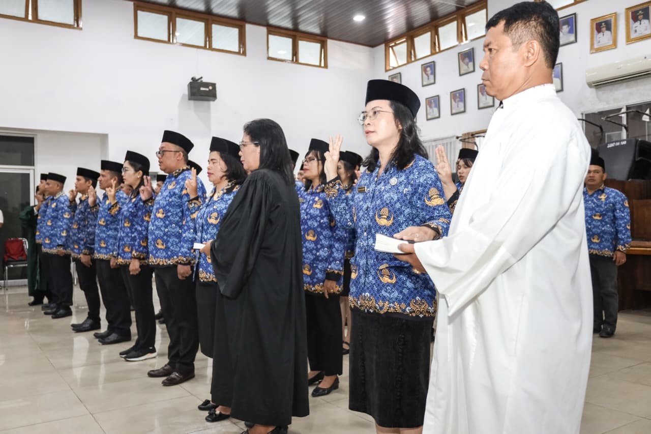 Sekda Pematangsiantar Junaedi Antonius Sitanggang melantik dan mengambil sumpah 39 Pejabat Fungsional Pemko Pematangsiantar di Ruang Data Pemko, Rabu (31/12).