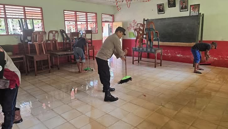 Personil Polsek Marbau saat membantu membersihkan ruang sekolah di Marbau Selatan.