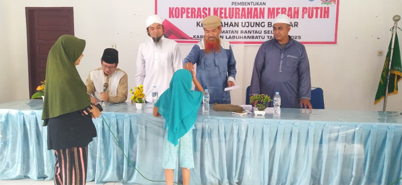 Pengurus Infaq Pasar Gelugur Rantauprapat saat menyerahkan santunan kepada anak yatim di kantor Kelurahan Ujung Bandar.