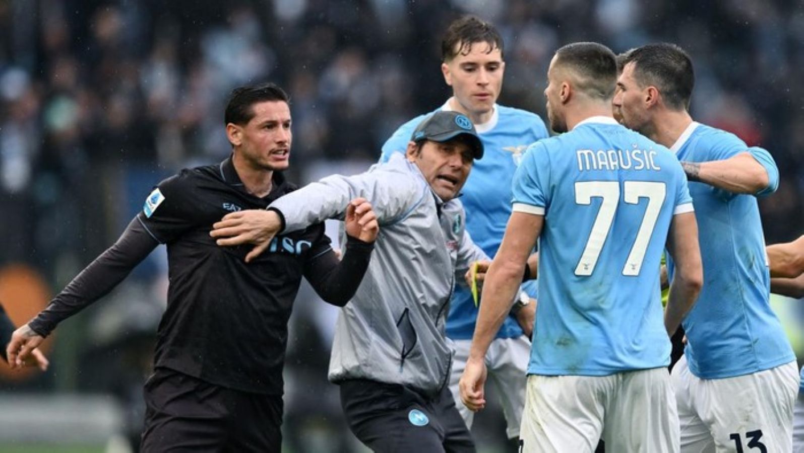 Amir Rrahmani usia mencetak gol kedua Napoli ke gawang Lazio di Stadion Olimpico, laga Serie A yang panas dan diwarnai tiga kartu merah.