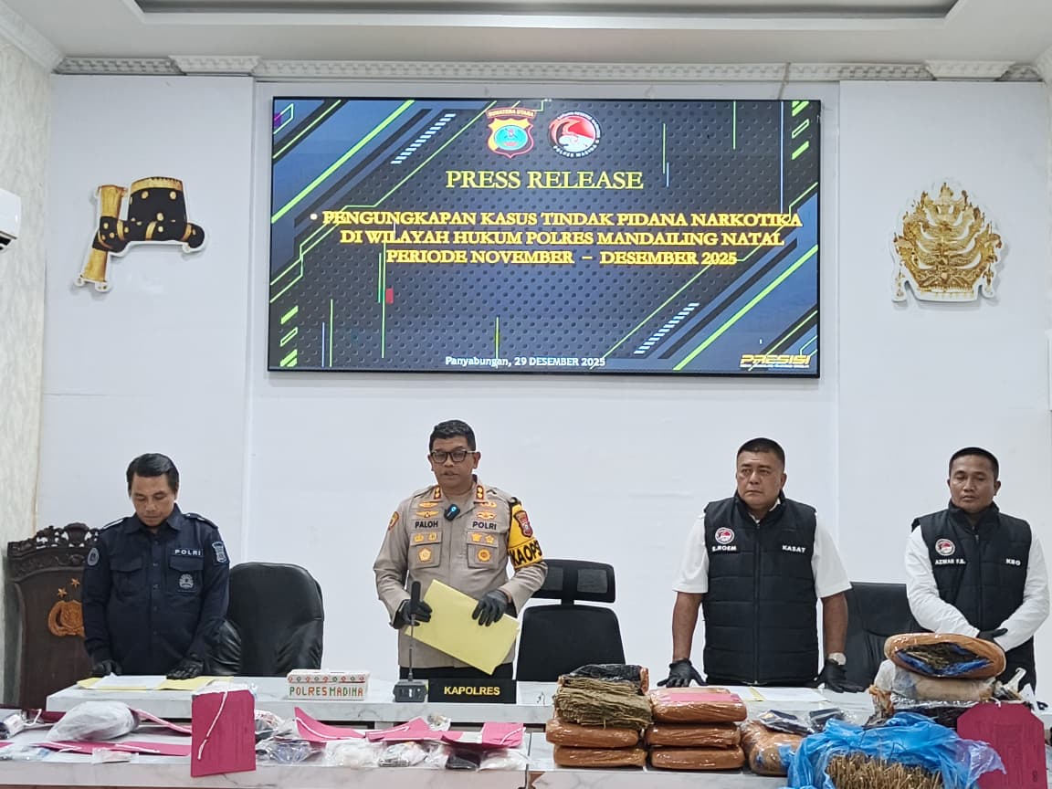 Barang bukti narkotika yang diamankan Polres Mandailing Natal dari pengungkapan 18 kasus narkoba sepanjang November hingga Desember 2025.