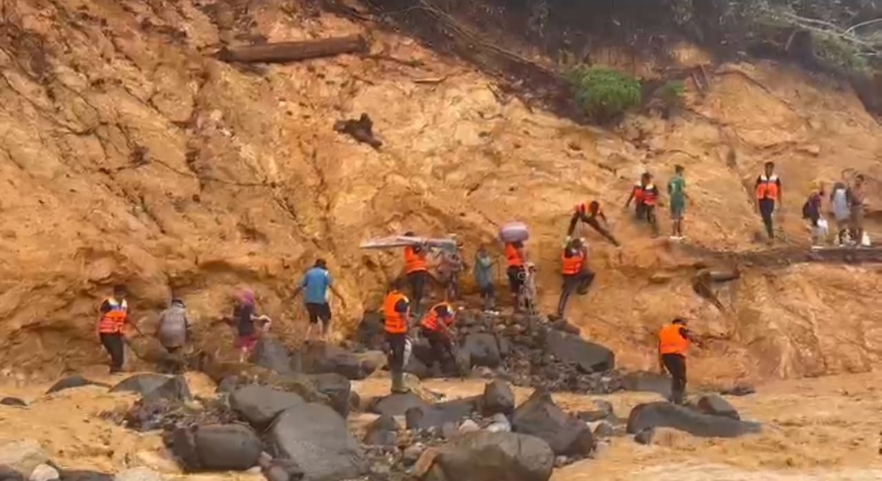 Personel Sat Brimob Polda Sumut mengevakuasi warga yang terisolir banjir di Kelurahan Hutanabolon, Kecamatan Tukka, Tapanuli Tengah, Jumat (2/1/2026).