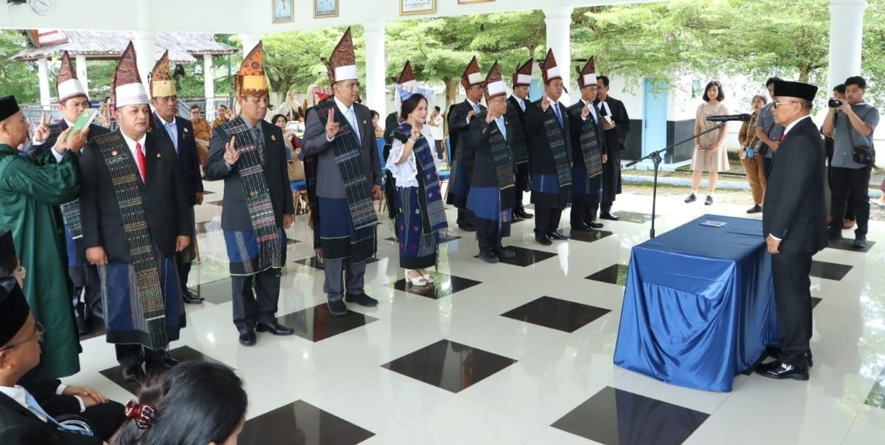 Bupati Simalungun Anton Achmad Saragih melantik 14 Pejabat Pimpinan Tinggi Pratama Pemkab Simalungun di Pendopo Rumah Dinas Bupati, Pamatang Raya.