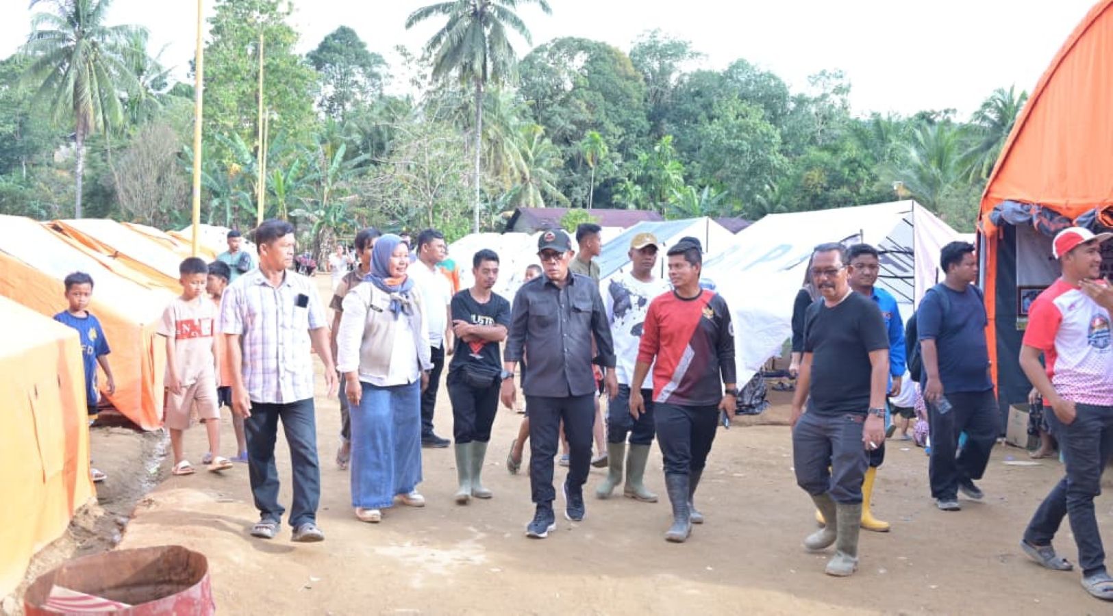 Bupati Tapanuli Tengah Masinton Pasaribu meninjau Posko Pengungsian Terpadu Desa Kebun Pisang, Kecamatan Badiri, memastikan proses belajar tetap berjalan pascabencana.