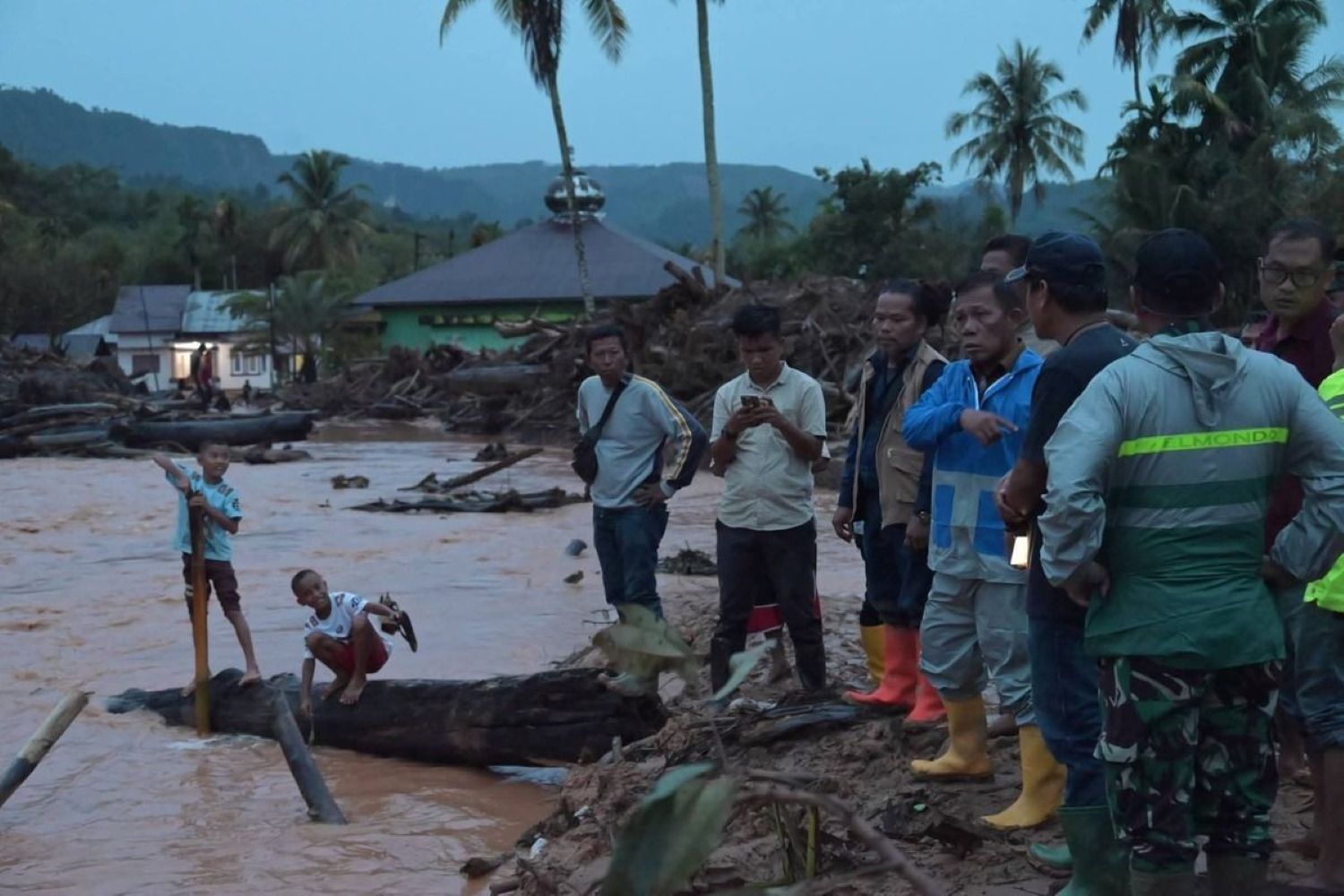 Banjir merendam permukiman warga dan badan jalan di Kabupaten Tapanuli Tengah akibat luapan sungai setelah hujan deras, Jumat (2/1/2026).