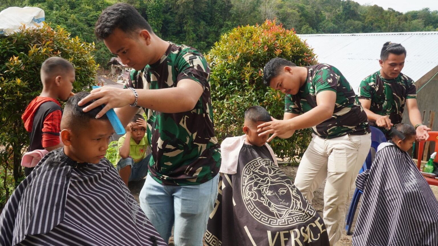 Layanan cukur rambut gratis bagi anak-anak pengungsi bencana di Tapanuli Utara.