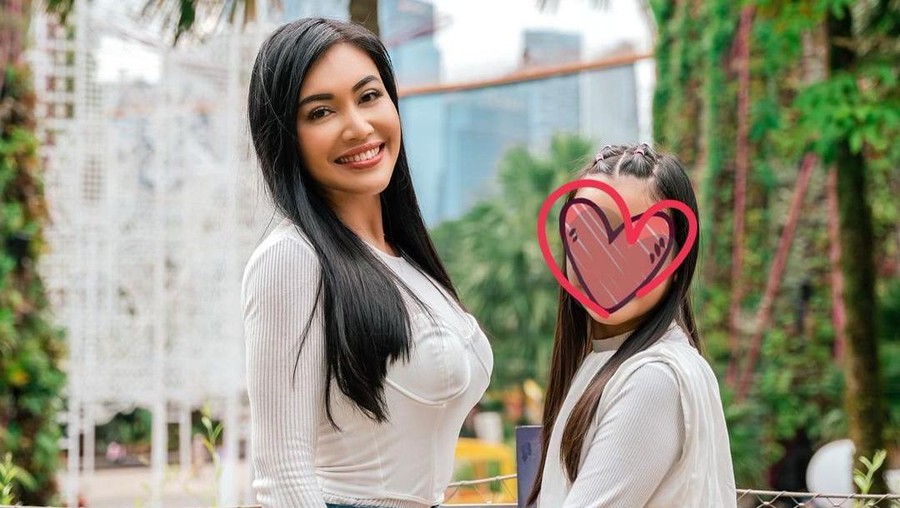Denada Tambunan berbagi pengalaman menjadi single parent saat putrinya Aisha tinggal di Singapura dan mulai memasuki usia remaja.