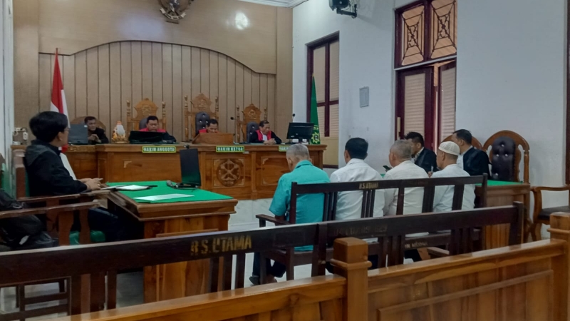 Empat terdakwa kasus korupsi pembangunan Gedung Balei Merah Putih Telkom Pematangsiantar saat menjalani sidang vonis di Pengadilan Tipikor PN Medan.