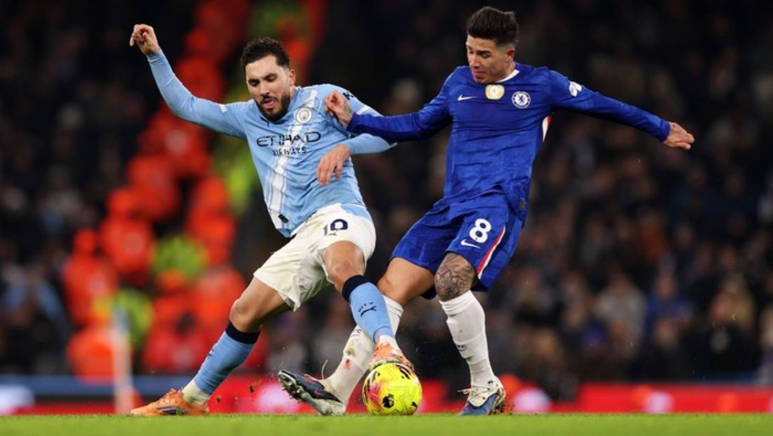 Enzo Fernandez merayakan gol penyama skor di injury time yang membawa Chelsea menahan imbang Manchester City 1-1 di Etihad Stadium, Manchester.