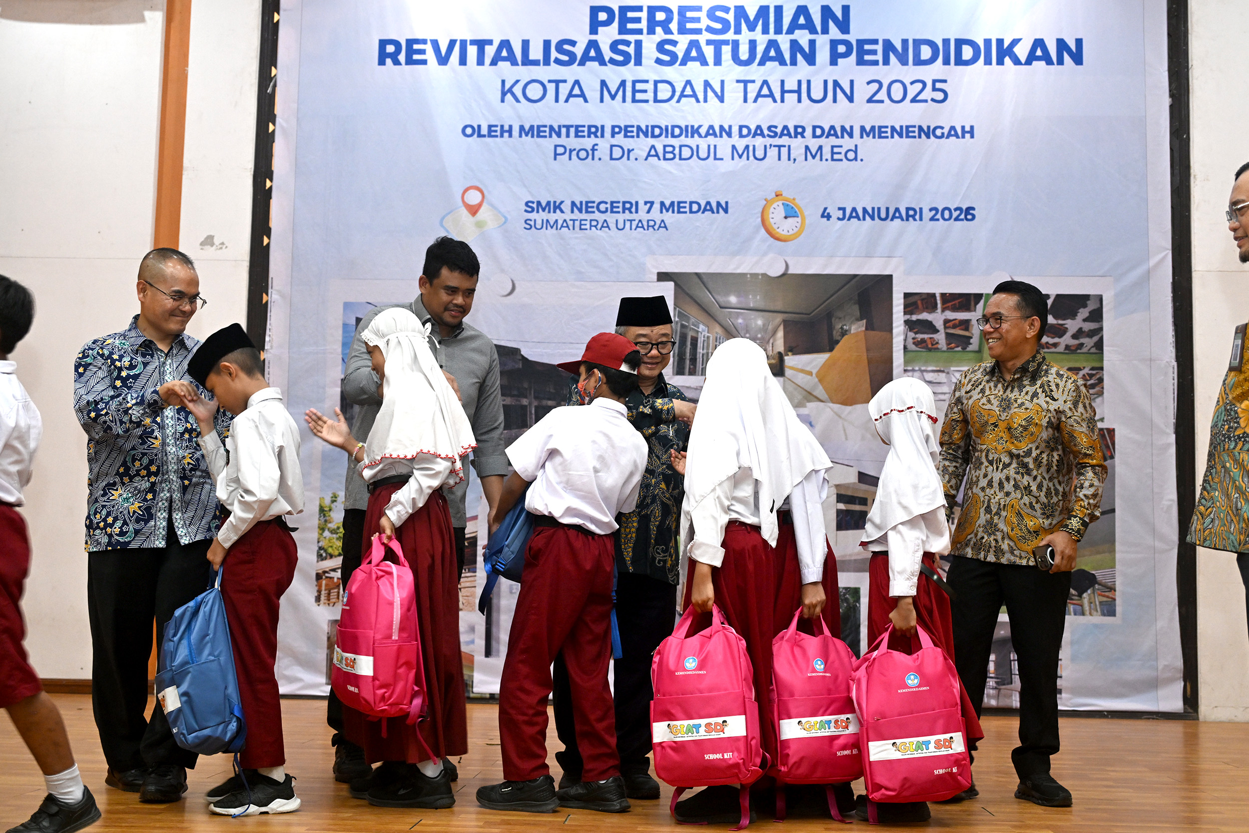 Gubernur Sumatera Utara Muhammad Bobby Afif Nasution bersama Wakil Wali Kota Medan Zakiyuddin Harahap mendampingi Menteri Dikdasmen Abdul Mu&rsquo;ti saat Peresmian Sekolah Penerima Bantuan Revitalisasi.