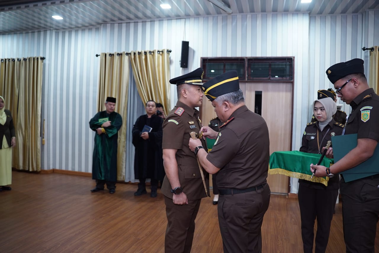 Kajati Sumut Dr. Harli Siregar melantik Asisten Intelijen dan Kajari Tebing Tinggi di Aula Cipta Kerta Kejati Sumut, Medan, Selasa (30/12/2025).