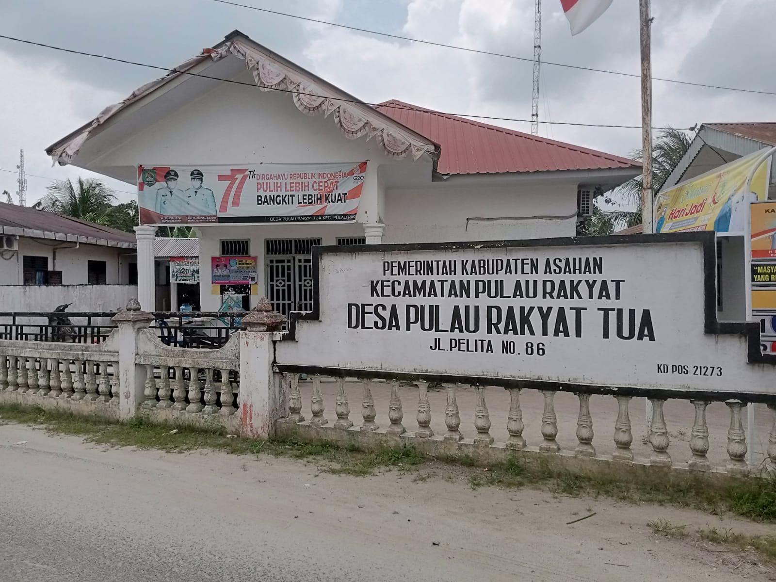 Kantor Kades Pulau Rakyat Tua. Kades  Hamzah Siagian, SH menegaskan PT Lamhotma tidak memberikan kontribusi ke desa meski mengelola 193 hektar perkebunan sawit.
