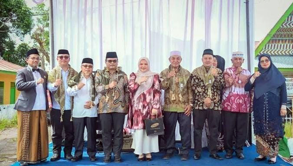 Wali Kota Padangsidimpuan Dr. H. Letnan Dalimunthe didampingi Kakan Kemenag H. Erwin Kelana Nasution, Kakan Kemenhaj H. Iswardin, dan Ketua MUI saat peresmian Kantor Kemenhaj Kota Padangsidimpuan.